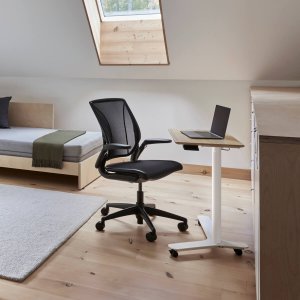 Ergonomisk kontorsstol World LM från Humanscale med sits i lågnötande nät