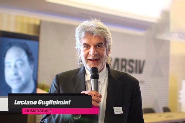 Luciano Guglielmini från Humanscale talar i mikrofon under ett evenemang