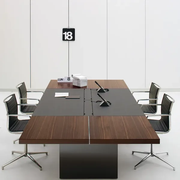 Direktionsrum med ett Archiutti Ar.tu-skrivbord i ek och titan