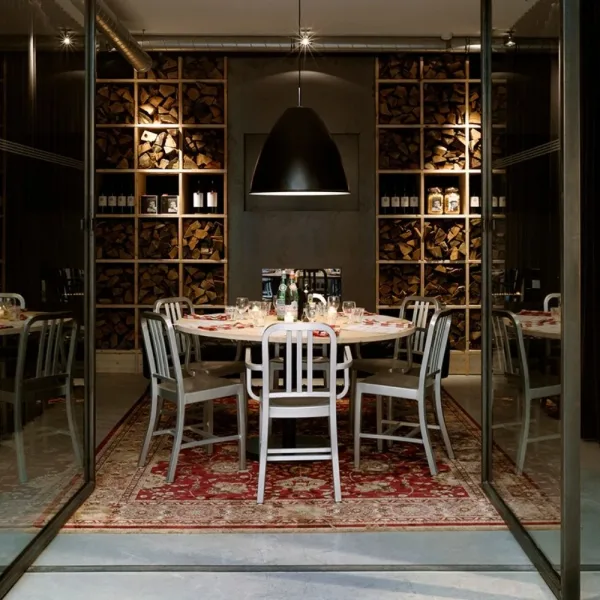 Emeco stolar i återvunnen aluminium i en restaurangmiljö