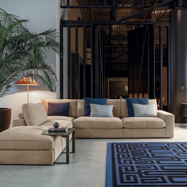 Flexteam Qubik soffa i läder med platta sömmar i en lounge