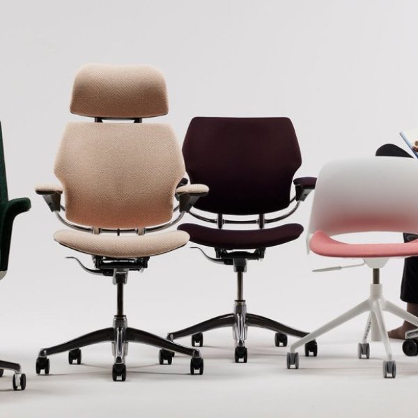 Ergonomisk Humanscale-arbetsplats på ett kontor