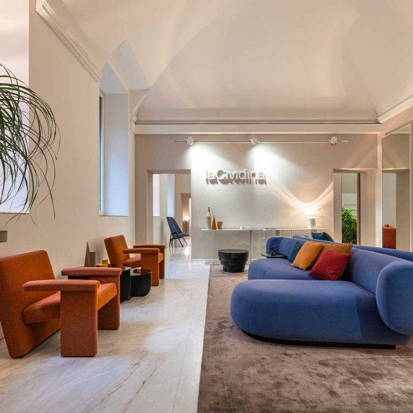 LaCividina soffa certifierad enligt EN 16139 i en lounge