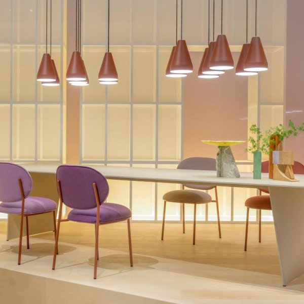 Företags-väntyta med designstolar och bord från Pedrali