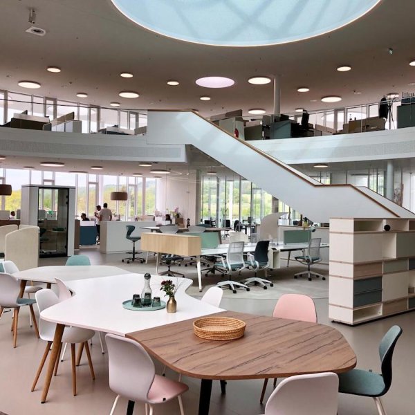 Ergonomisk Sedus-kontorsstol i en arbetsmiljö