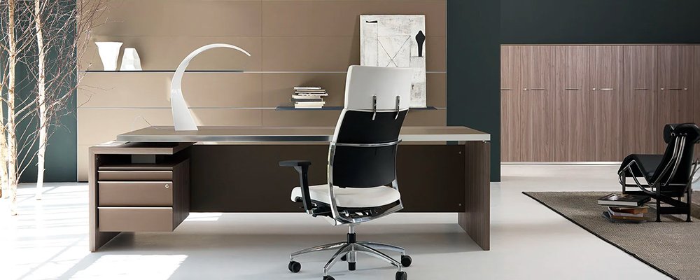 Skrivbord med rollcontainer