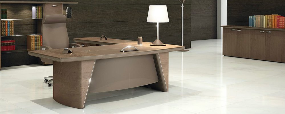 Skrivbord med tillbyggnad och skåp